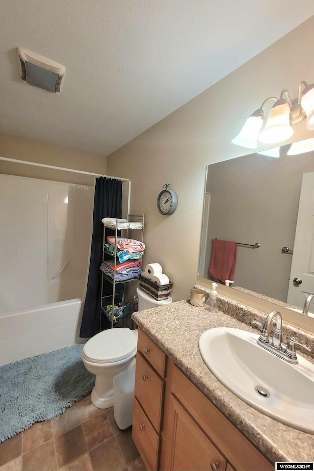 full bathroom featuring shower / bath combo with shower curtain, toilet, and vanity