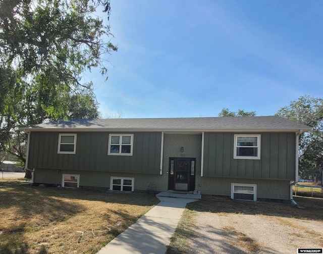 split foyer home featuring a front yard