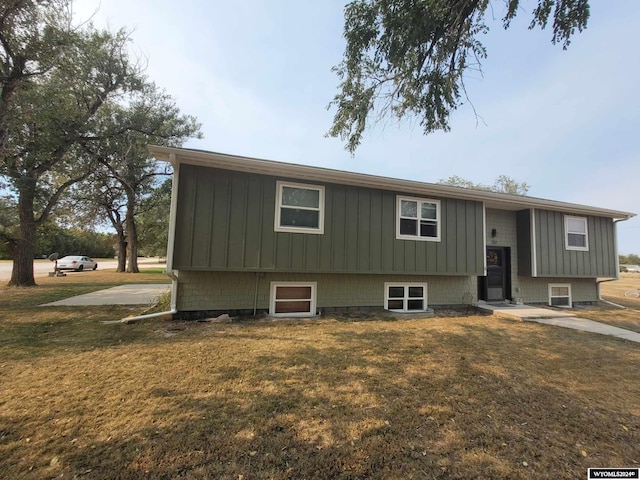 split foyer home with a front yard