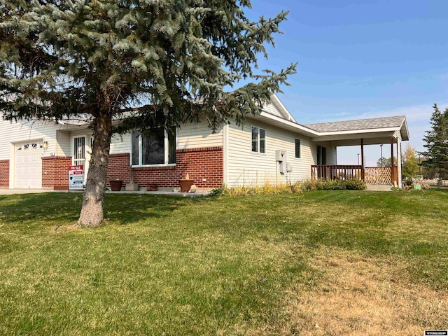 view of front of property featuring a front lawn and a garage