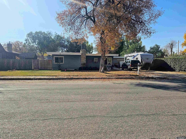 view of front of property featuring a front yard