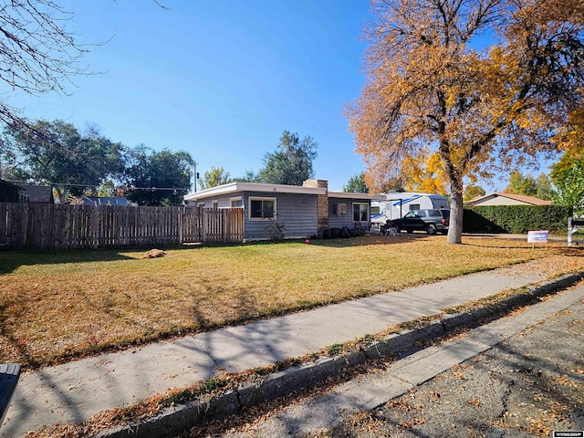 view of front of home featuring a front lawn