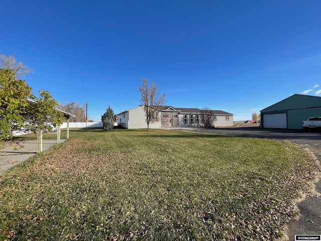 view of front of property featuring a front yard