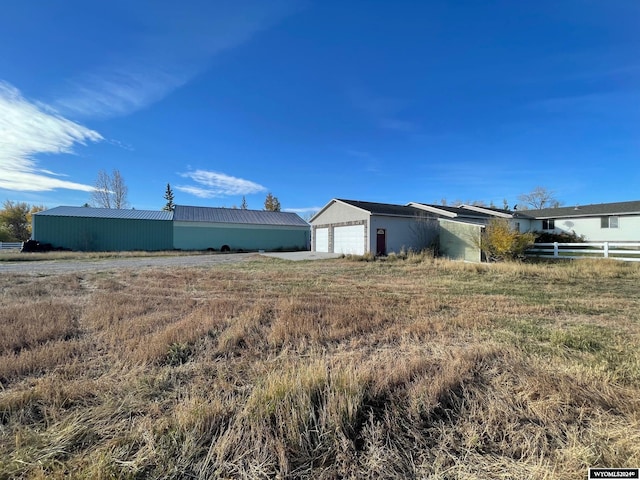 view of yard with an outdoor structure