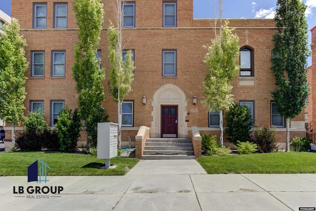 view of front facade with a front yard