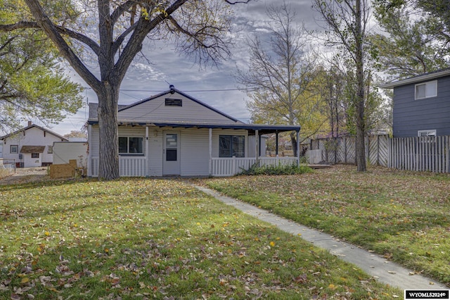 view of front of property featuring a front yard and a porch