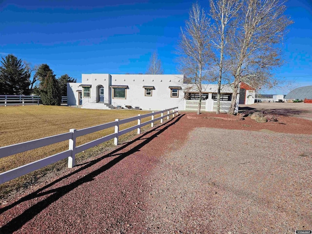 view of front facade featuring a front yard