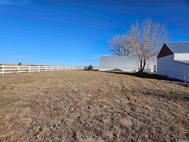 view of yard featuring an outbuilding