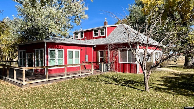 58 Bethel Rd, Buffalo, WY 82834 - view of front facade featuring a sunroom, cooling unit, and a front lawn