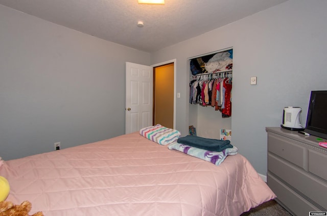 bedroom featuring a textured ceiling and a closet