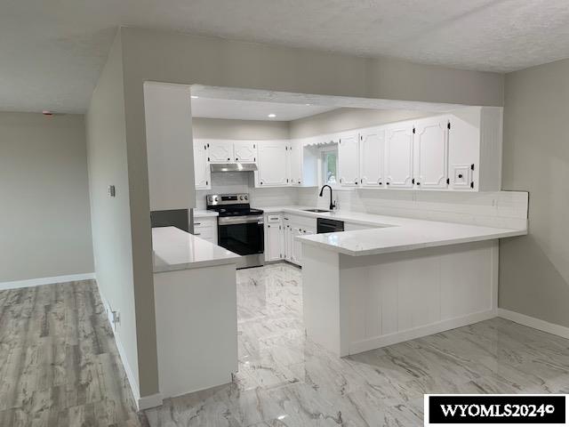 kitchen with stainless steel electric stove, white cabinets, sink, a textured ceiling, and kitchen peninsula