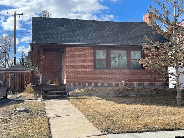 view of front facade featuring a front yard