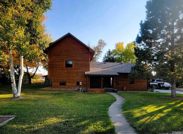 view of front of property featuring a front yard