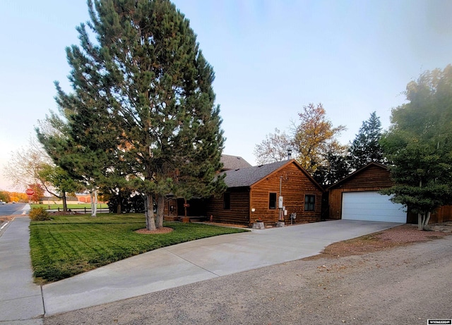 view of front of home featuring a front lawn