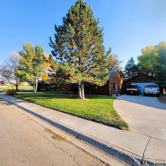 view of front of home featuring a front yard