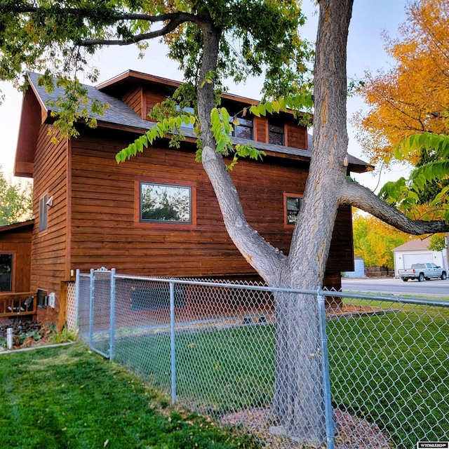 view of side of property featuring a lawn