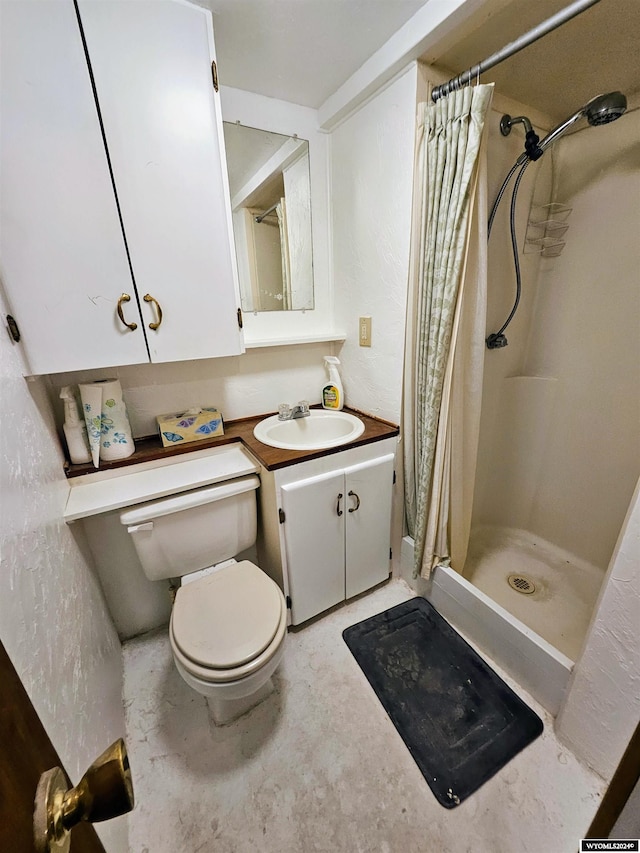 bathroom featuring a shower with curtain, vanity, concrete flooring, and toilet