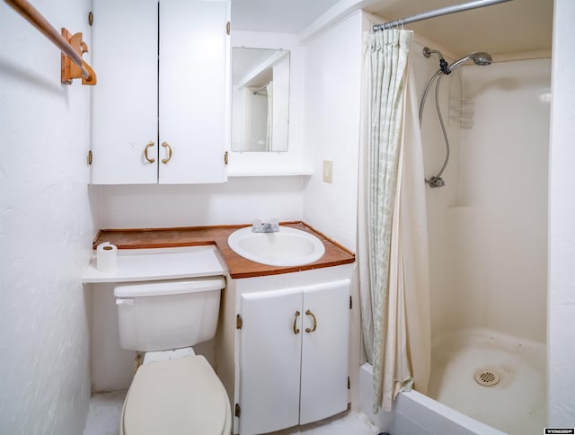 bathroom featuring a shower with shower curtain, vanity, and toilet