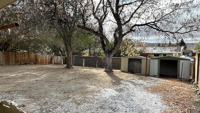 view of yard with a storage unit