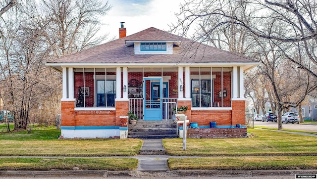 view of front facade featuring a front lawn