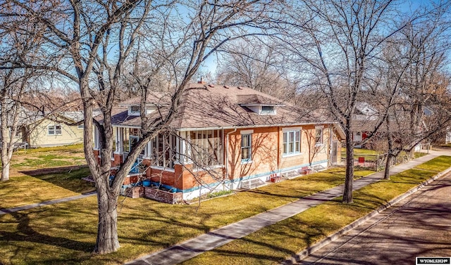 view of front of home with a front lawn