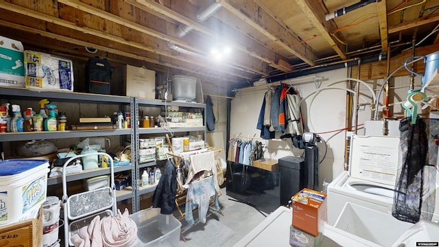 storage room with washer / dryer