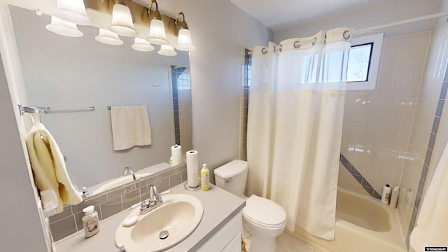 full bathroom featuring vanity, shower / bathtub combination with curtain, toilet, and tasteful backsplash