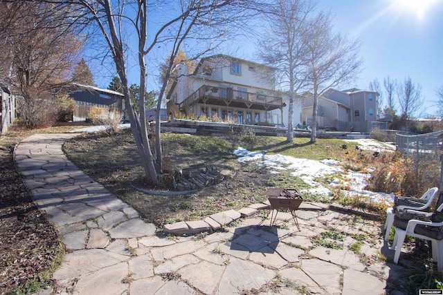 view of yard featuring a patio area