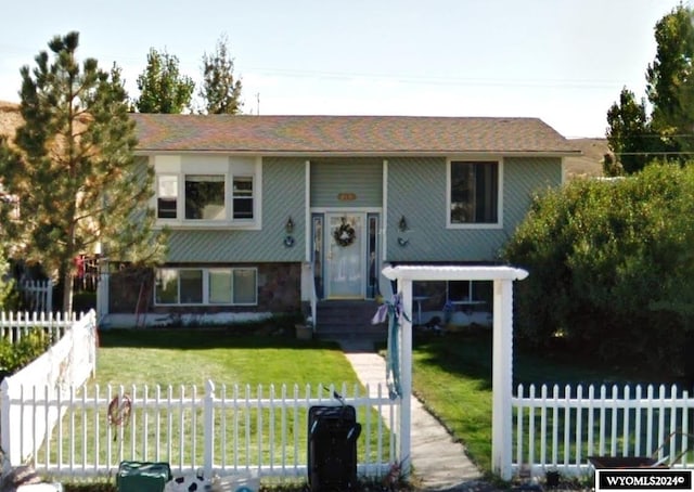 view of front facade featuring a front lawn