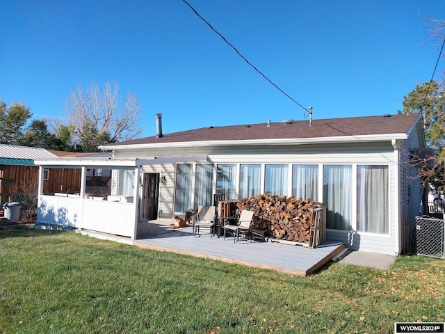 back of house featuring a lawn