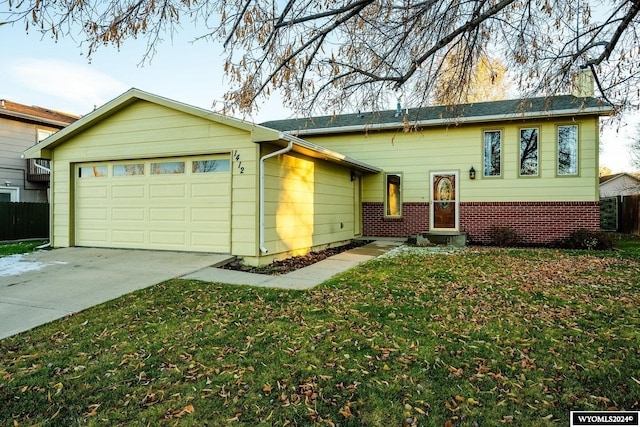 view of front of house featuring a garage and a front yard