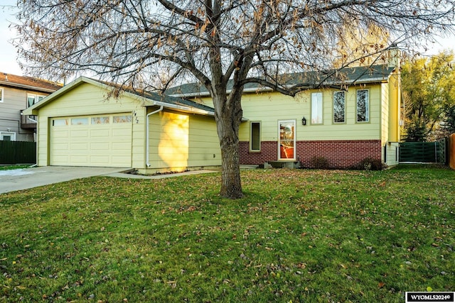 view of front of home featuring a garage and a front yard