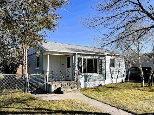 view of front of house featuring a front lawn