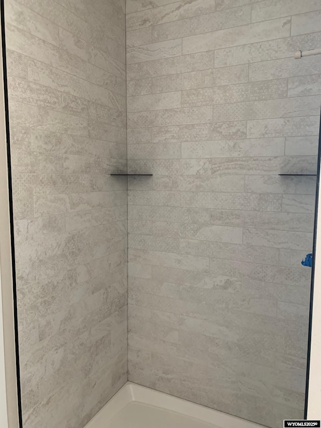 full bath featuring tiled shower