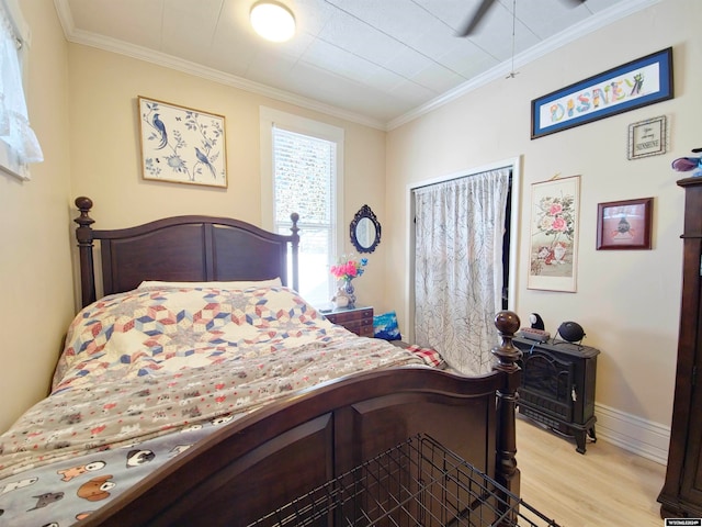 bedroom with light hardwood / wood-style flooring, ceiling fan, and crown molding