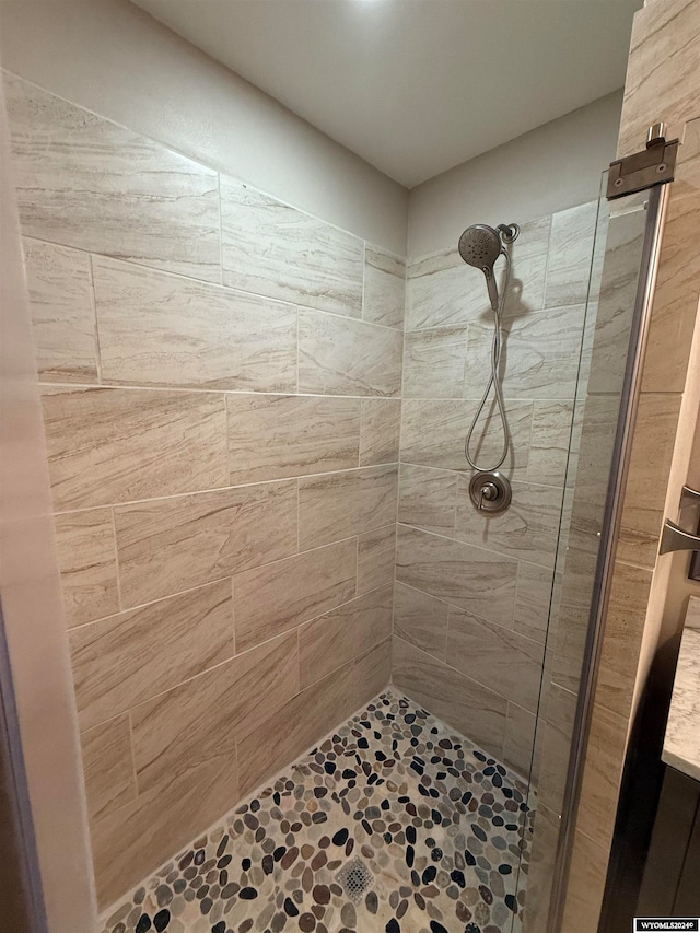 bathroom featuring a tile shower