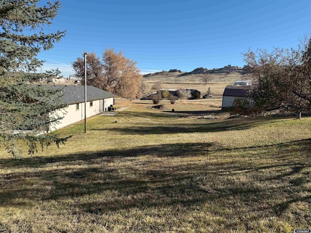 view of yard with a mountain view