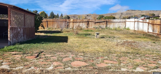 view of yard featuring a mountain view