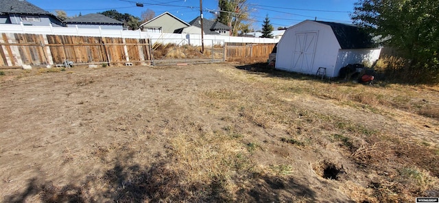 view of yard featuring a storage shed