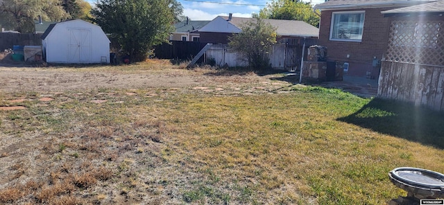 view of yard with a shed