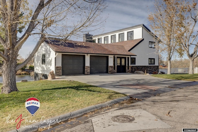 view of front of home featuring a front yard and a garage