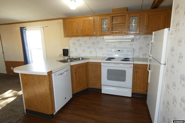 kitchen with kitchen peninsula, sink, dark wood-type flooring, and white appliances