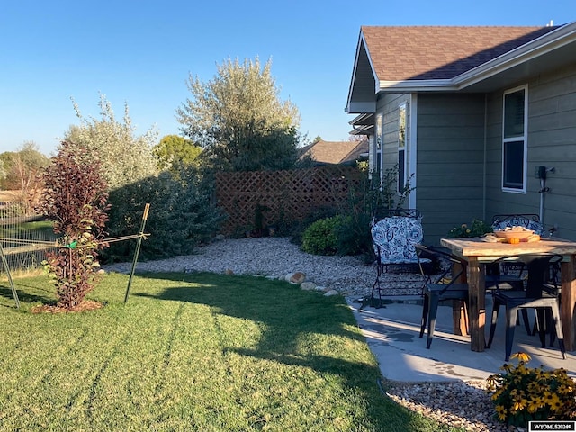 view of yard featuring a patio area