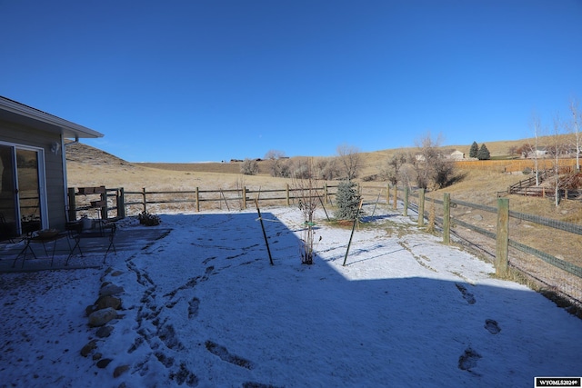 view of yard featuring a rural view