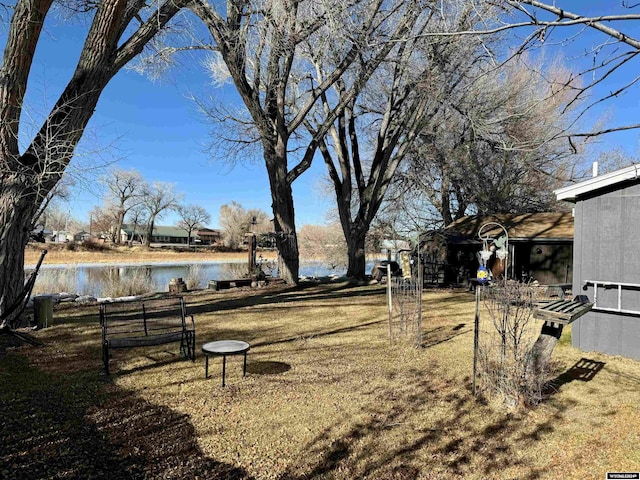 view of yard featuring a water view