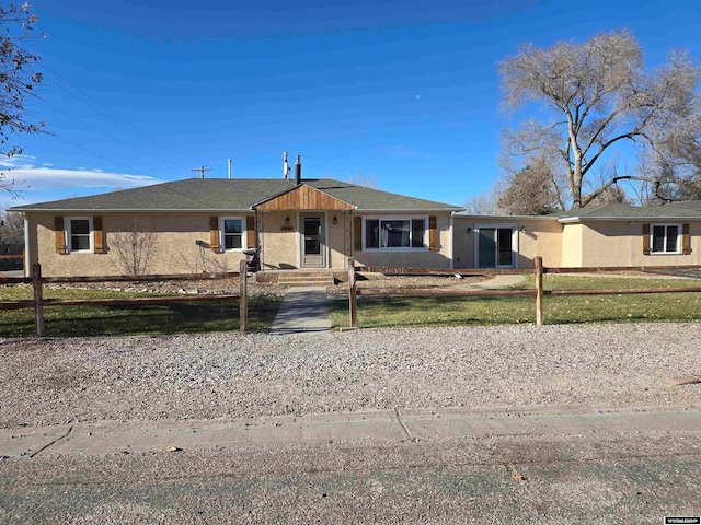 ranch-style home featuring a front lawn