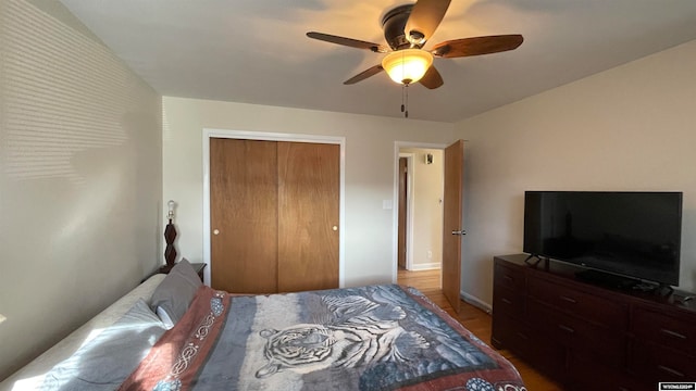 bedroom featuring hardwood / wood-style floors, ceiling fan, and a closet