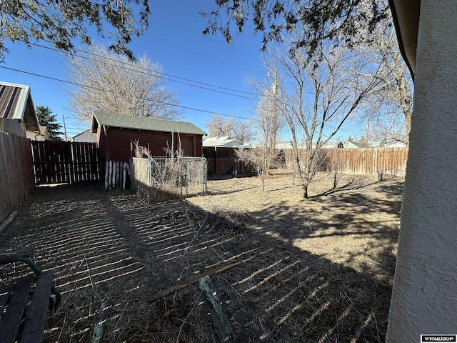 view of yard featuring an outdoor structure