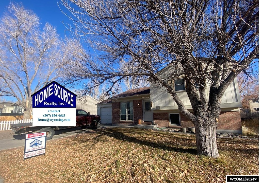 view of front facade with a front yard