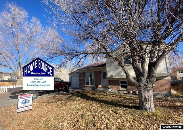 view of front facade with a front yard